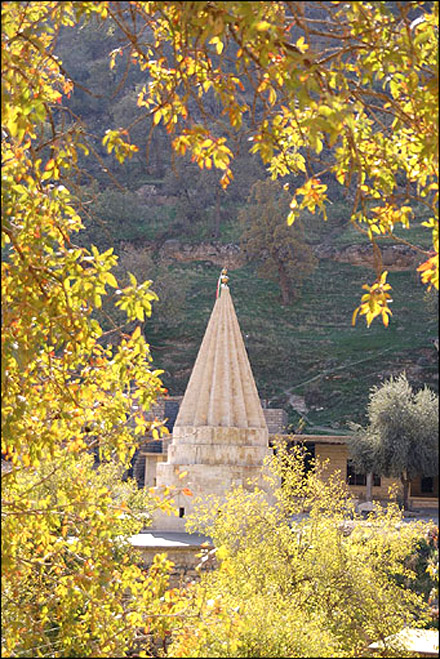 Святыня древней религии езидов находится в Лалеше, недалеко от Мосула на севере Ирака. Большинство Езиды живут в этом районе, а также езиды проживают в в Сирии, Турции и на Кавказе. Фото: Крис де Брейна. 