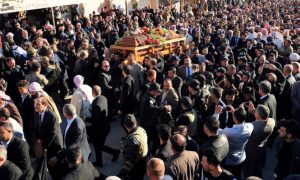Иракские езиды несут гроб лидера езидов Мир Тахсин Саид Али Бега. Шихан, провинция Дахук, Ирак, 4 февраля 2019 года.