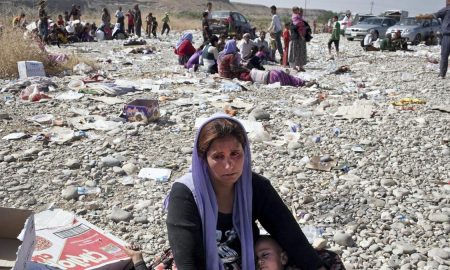 Езидка расплакалась после перехода из Сирии обратно в Ирак. Sebastian Meyer / Corbis via Getty Images