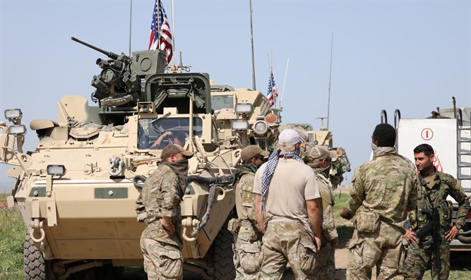 Встреча американских военных с боевиками сирийских курдов на северо-востоке страны.