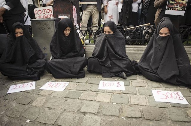 Езидские женщины протестуют перед Европейским парламентом в Брюсселе, Бельгия, 08.09.2014. Фото Виктора Дабковского / DPA / PA Images. Все права защищены.