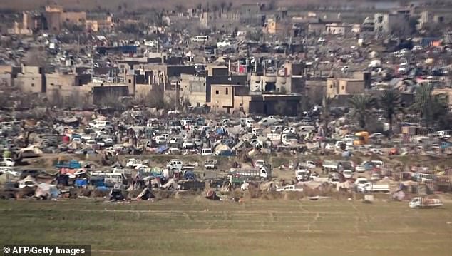 Кадр из видео, выпущенного обществом «Свободные рейнджеры Бирмы», на котором видно, как люди перемещаются между палатками временного лагеря на последнем, контролируемом ИГИЛ участке территории в сирийском Багхузе.