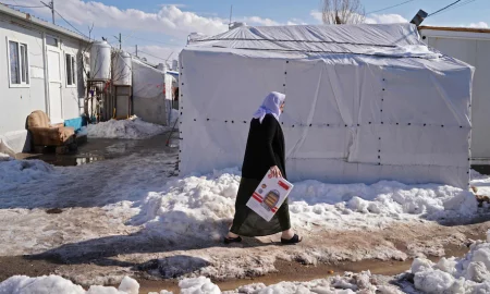 Более чем 200 000 езидов всё ещё находятся в состоянии перемещенных лиц, и многие из них живут в полуразрушенных лагерях недалеко от мест, откуда они бежали. (Исмаэль Аднан/AFP/Getty Images)