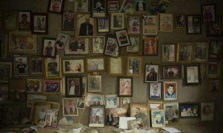 Фотографии езидов, убитых в 2014 году боевиками "Исламского государства" (запрещенная в России террористическая организация), найденные в небольшой комнате в святилище Лалиш на севере Ирака. AP Photo/Maya Alleruzzo